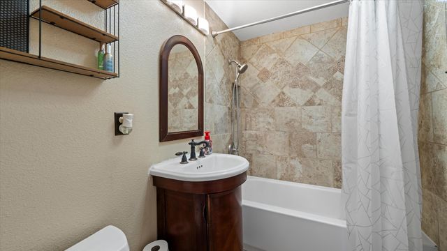 805 Crescent Dr, Grandview, WA 98930