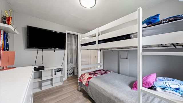 805 Crescent Dr, Grandview, WA 98930