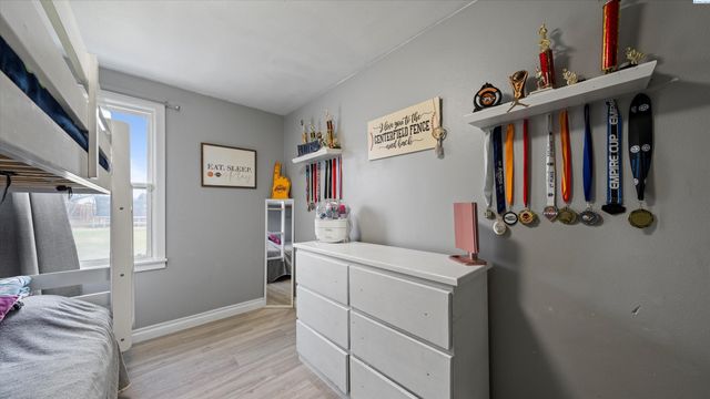 805 Crescent Dr, Grandview, WA 98930