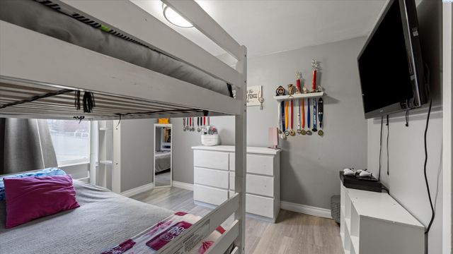 805 Crescent Dr, Grandview, WA 98930