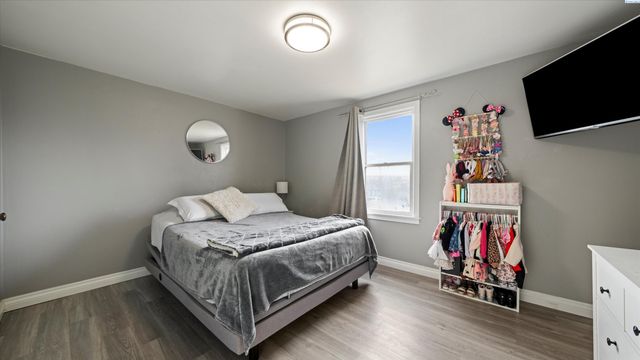 805 Crescent Dr, Grandview, WA 98930