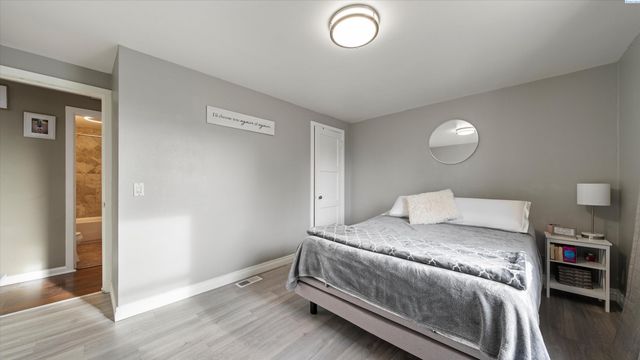 805 Crescent Dr, Grandview, WA 98930