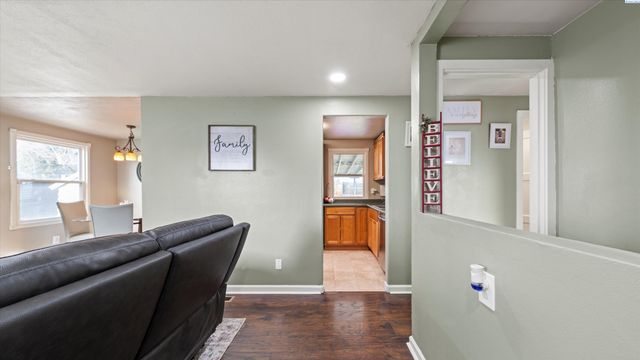 805 Crescent Dr, Grandview, WA 98930