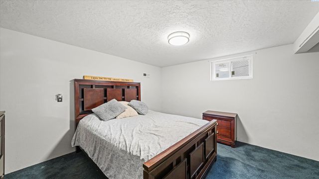 805 Crescent Dr, Grandview, WA 98930