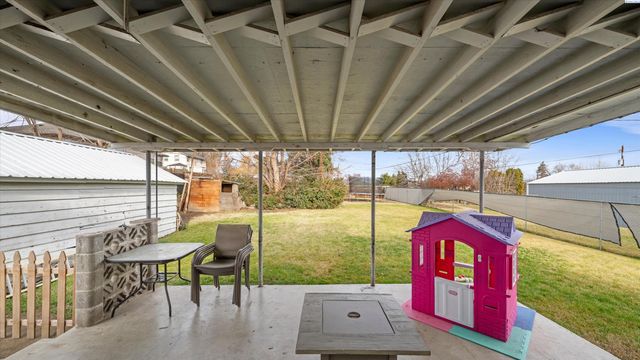 805 Crescent Dr, Grandview, WA 98930