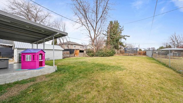 805 Crescent Dr, Grandview, WA 98930