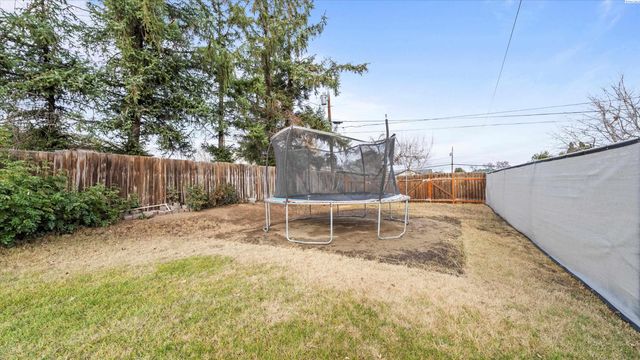 805 Crescent Dr, Grandview, WA 98930