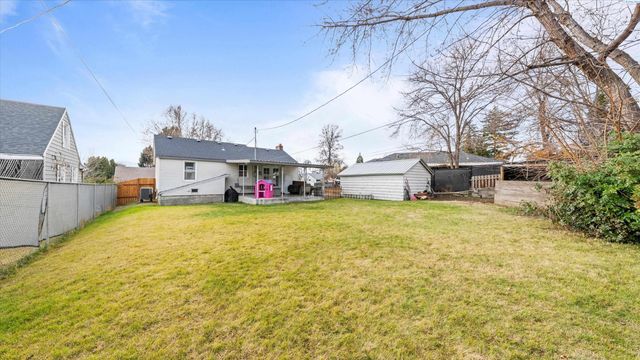 805 Crescent Dr, Grandview, WA 98930