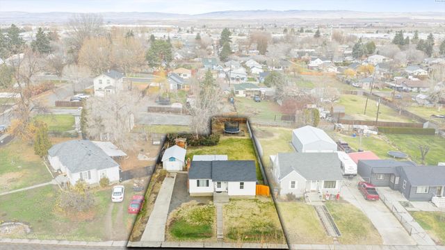 805 Crescent Dr, Grandview, WA 98930