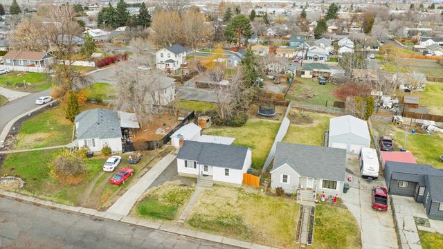 805 Crescent Dr, Grandview, WA 98930