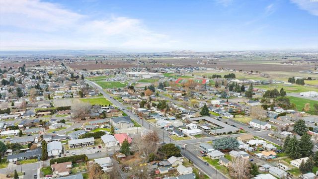 805 Crescent Dr, Grandview, WA 98930