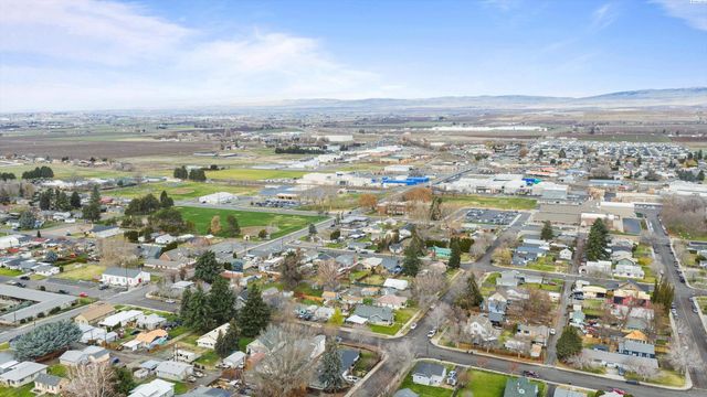 805 Crescent Dr, Grandview, WA 98930