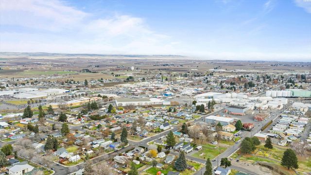 805 Crescent Dr, Grandview, WA 98930