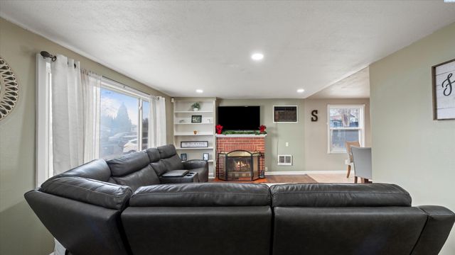 805 Crescent Dr, Grandview, WA 98930