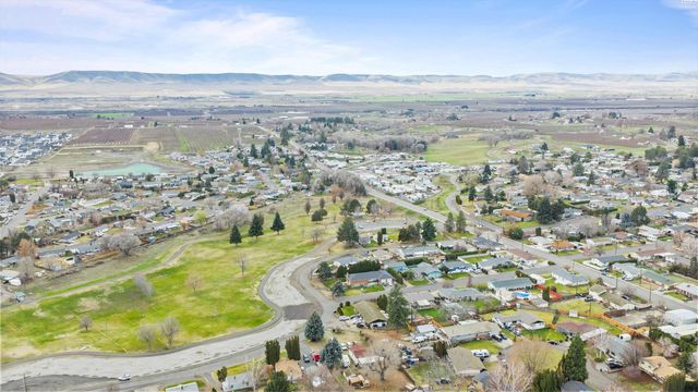 805 Crescent Dr, Grandview, WA 98930