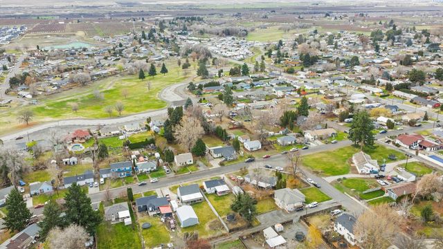 805 Crescent Dr, Grandview, WA 98930