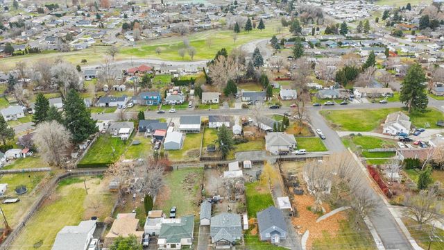 805 Crescent Dr, Grandview, WA 98930