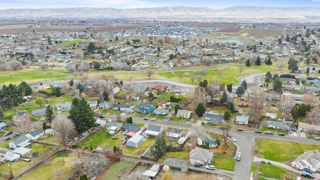 805 Crescent Dr, Grandview, WA 98930