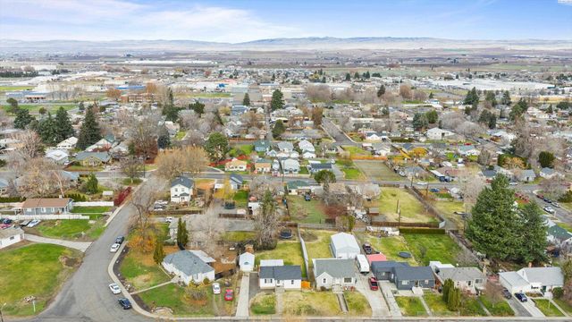 805 Crescent Dr, Grandview, WA 98930