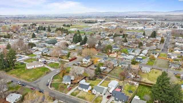 805 Crescent Dr, Grandview, WA 98930