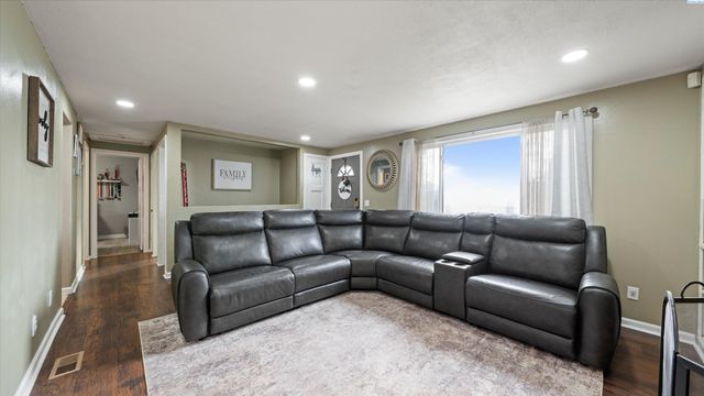 805 Crescent Dr, Grandview, WA 98930