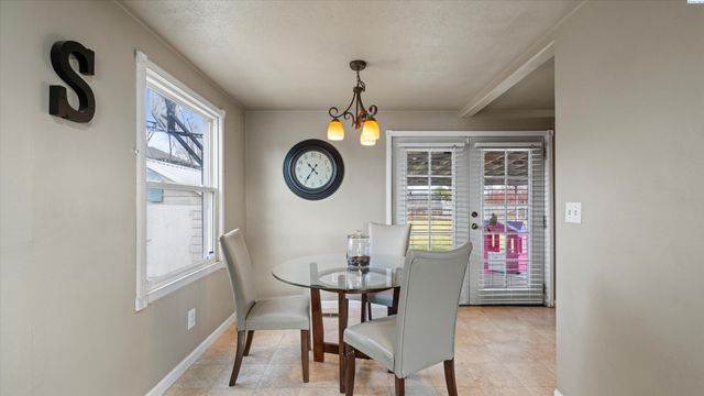 805 Crescent Dr, Grandview, WA 98930