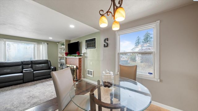 805 Crescent Dr, Grandview, WA 98930