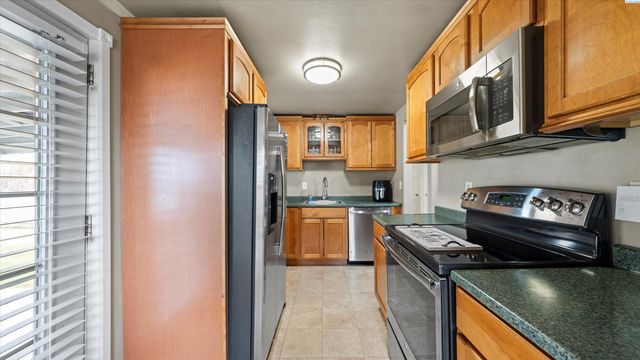 805 Crescent Dr, Grandview, WA 98930