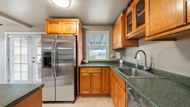 805 Crescent Dr, Grandview, WA 98930