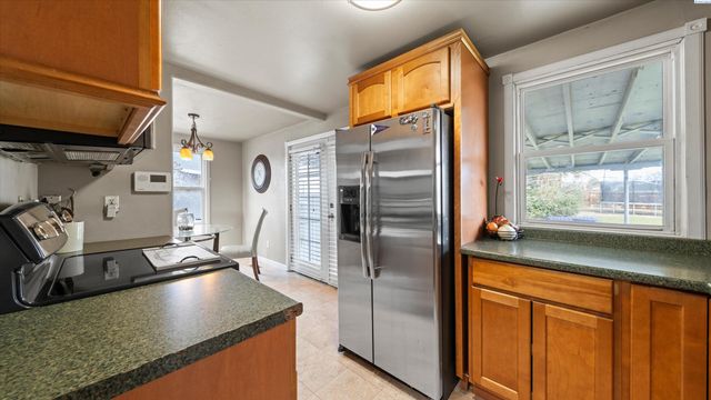 805 Crescent Dr, Grandview, WA 98930