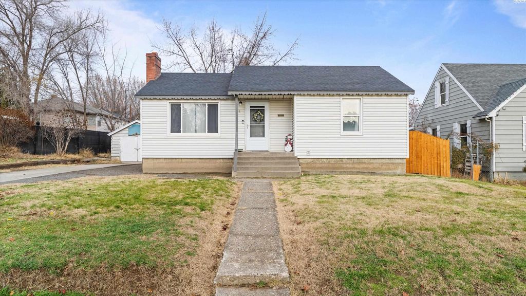 805 Crescent Dr, Grandview, WA 98930