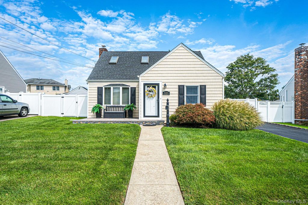 525 Secatogue Avenue, Farmingdale, NY 11735 — exterior