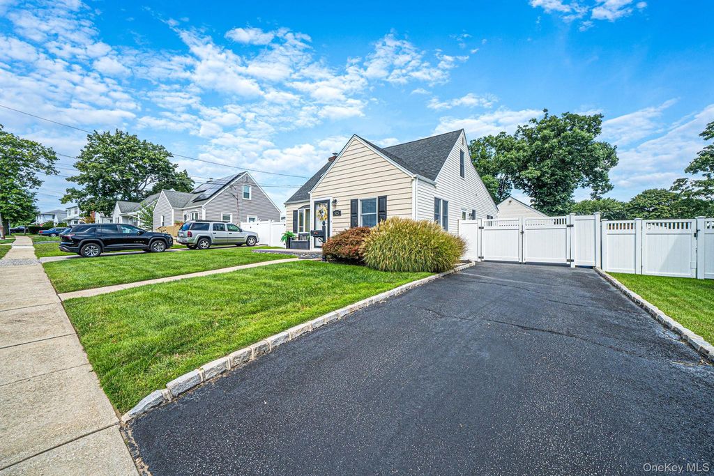 525 Secatogue Avenue, Farmingdale, NY 11735 — photo 2