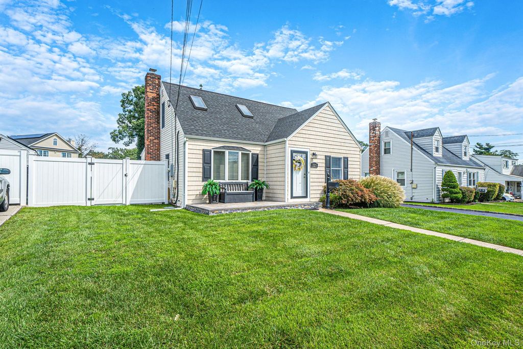 525 Secatogue Avenue, Farmingdale, NY 11735 — photo 3