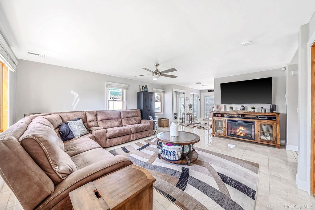 525 Secatogue Avenue, Farmingdale, NY 11735 — photo 4