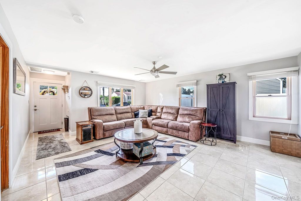 525 Secatogue Avenue, Farmingdale, NY 11735 — photo 5