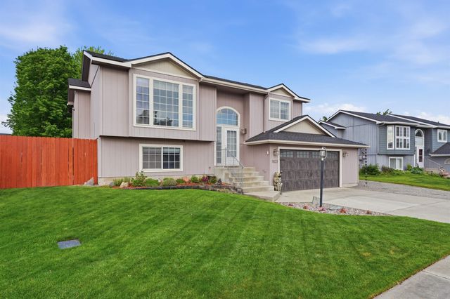 1823 N Salmon River Ln, Greenacres, WA 99016