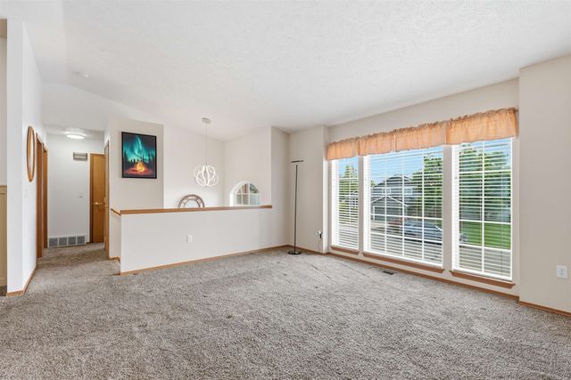 1823 N Salmon River Ln, Greenacres, WA 99016