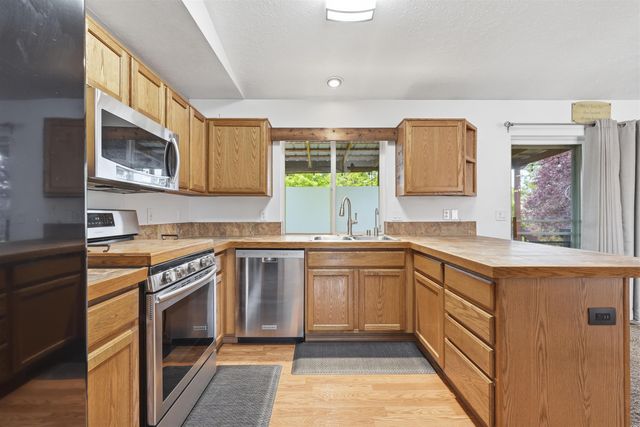 1823 N Salmon River Ln, Greenacres, WA 99016