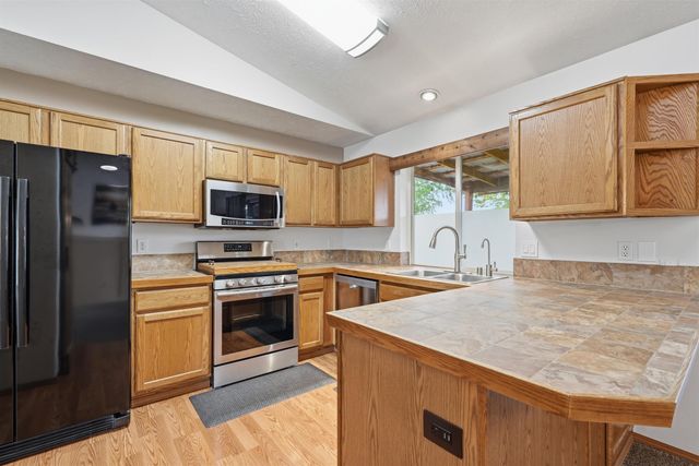 1823 N Salmon River Ln, Greenacres, WA 99016