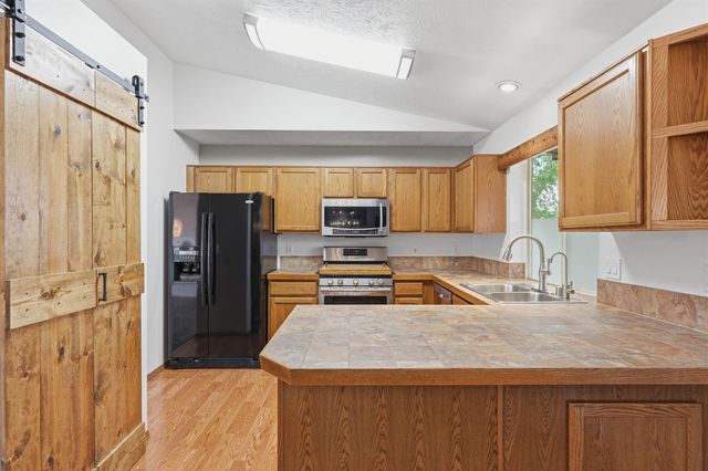 1823 N Salmon River Ln, Greenacres, WA 99016