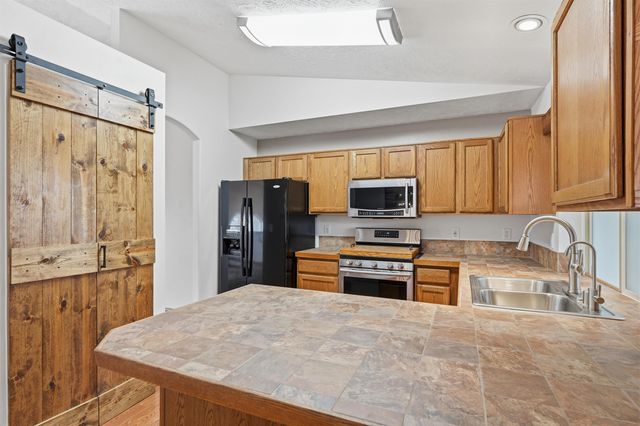 1823 N Salmon River Ln, Greenacres, WA 99016