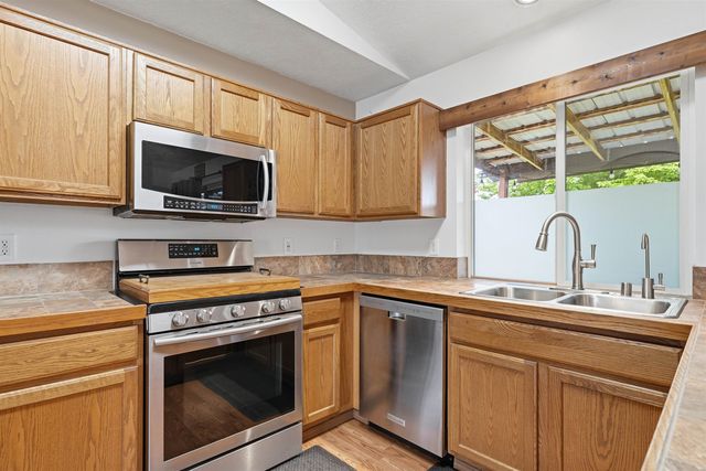 1823 N Salmon River Ln, Greenacres, WA 99016