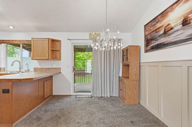 1823 N Salmon River Ln, Greenacres, WA 99016
