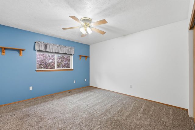 1823 N Salmon River Ln, Greenacres, WA 99016