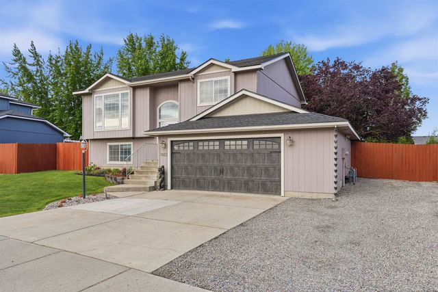 1823 N Salmon River Ln, Greenacres, WA 99016