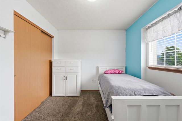 1823 N Salmon River Ln, Greenacres, WA 99016