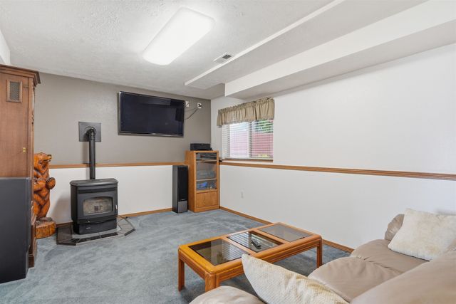 1823 N Salmon River Ln, Greenacres, WA 99016