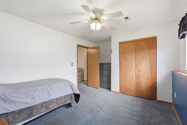 1823 N Salmon River Ln, Greenacres, WA 99016