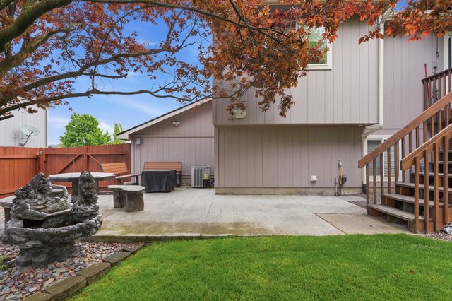 1823 N Salmon River Ln, Greenacres, WA 99016